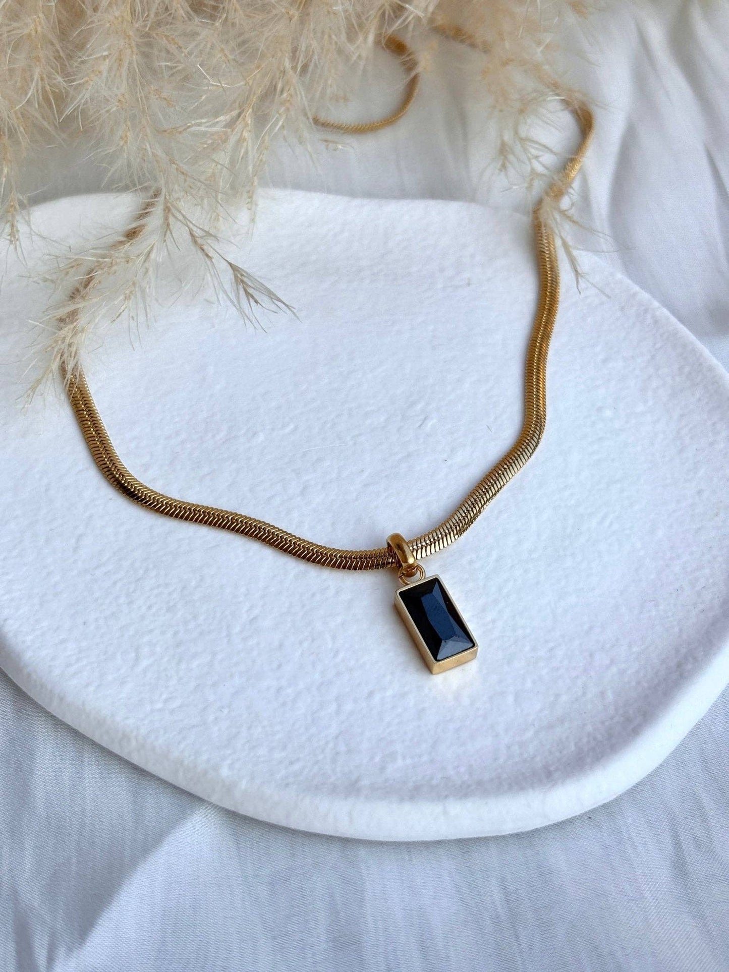 Collier avec pendentif rectangulaire noir acier inoxydable "Plaqué or 18 carats"
