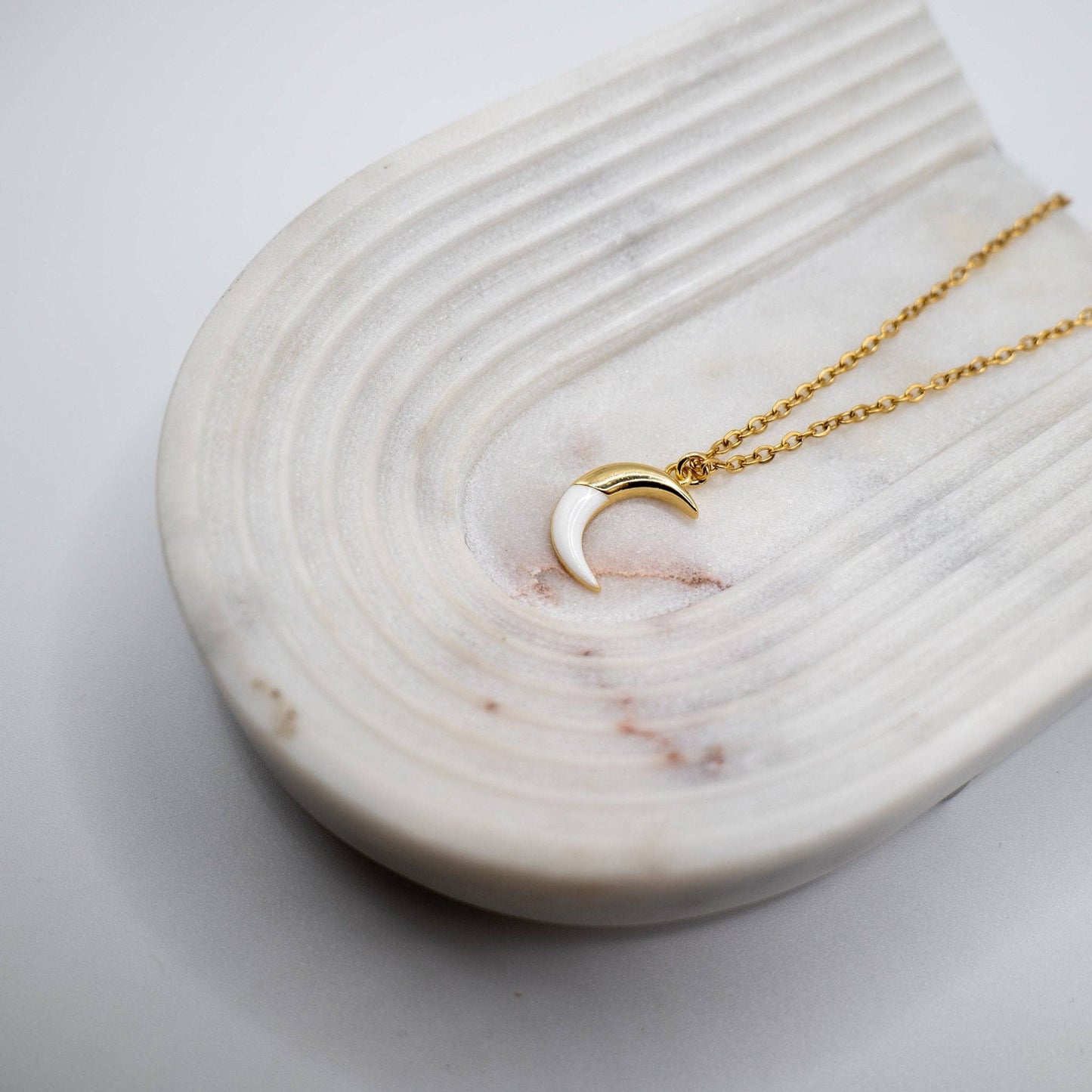 Collier Lune blanche avec pendentif en acier inoxydable plaqué or 18 carats